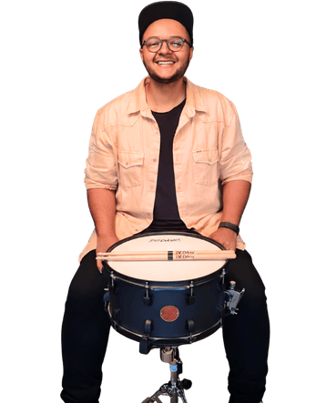 Professor do curso de bateria online segurando um caixa de bateria, Tocando do Zero