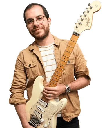 Professor do curso de guitarra online segurando um guitarra, Tocando do Zero