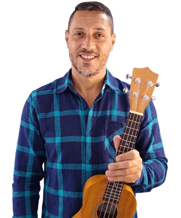 Professor do curso de ukulele online segurando um ukulele, Tocando do Zero