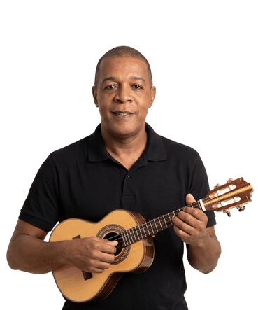 Professor do curso de cavaquinho online segurando um cavaquinho, Tocando do Zero