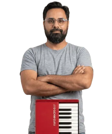 Professor do curso de teclado online segurando um teclado, Tocando do Zero